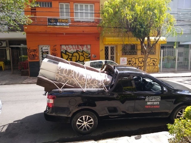 caminhonete com móvel na parte de trás